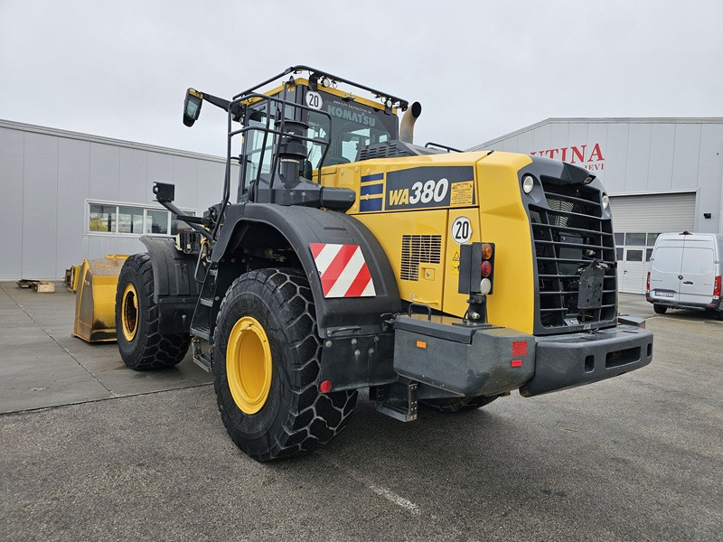 KOMATSU WA380-8 - Gumikerekes homlokrakodó: 2 kép. KOMATSU WA380-8 - Gumikerekes homlokrakodó: 2 kép.