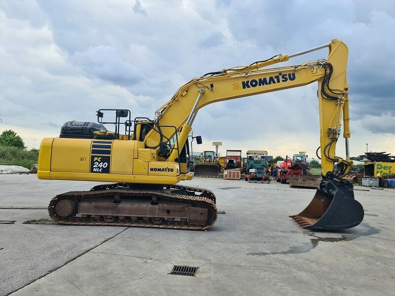 Komatsu PC240NLC-11 - Lánctalpas kotró: 4 kép. Komatsu PC240NLC-11 - Lánctalpas kotró: 4 kép.