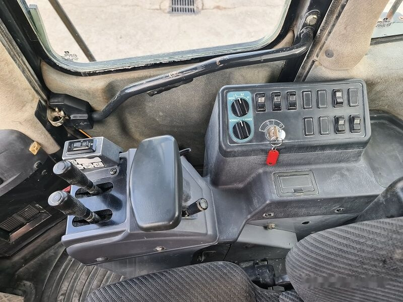 Gumikerekes homlokrakodó Komatsu WA480-5: 10 kép.