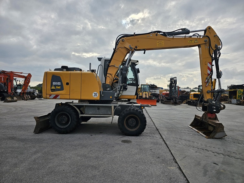 LIEBHERR A916 - Gumikerekes kotró: 4 kép. LIEBHERR A916 - Gumikerekes kotró: 4 kép.