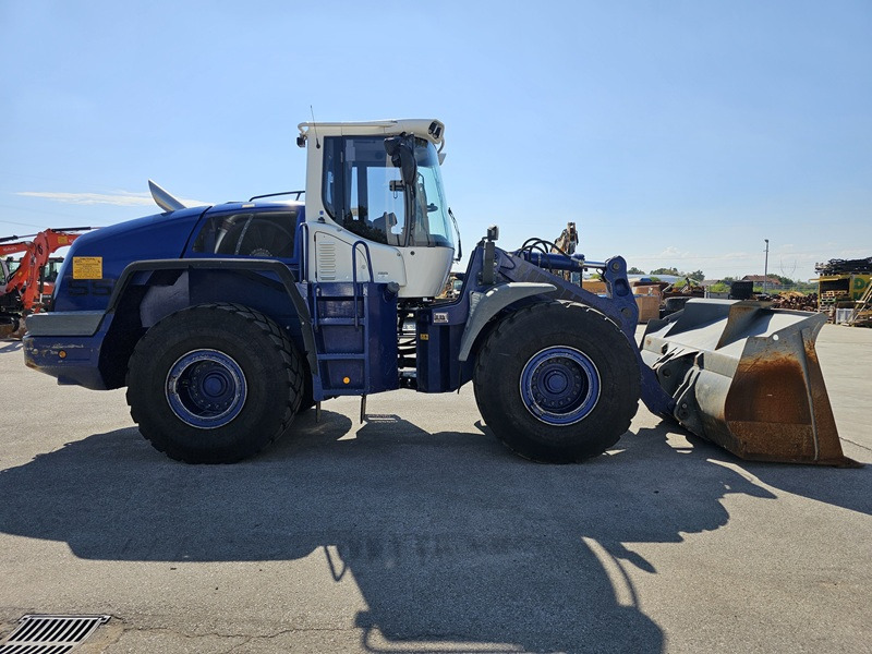LIEBHERR L556 - Gumikerekes homlokrakodó: 4 kép. LIEBHERR L556 - Gumikerekes homlokrakodó: 4 kép.