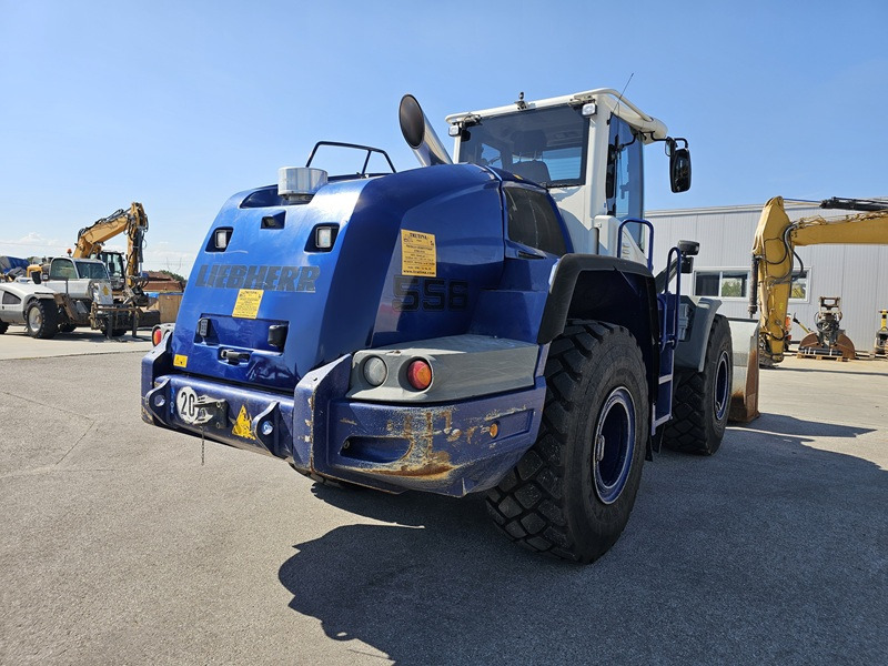 LIEBHERR L556 - Gumikerekes homlokrakodó: 3 kép. LIEBHERR L556 - Gumikerekes homlokrakodó: 3 kép.