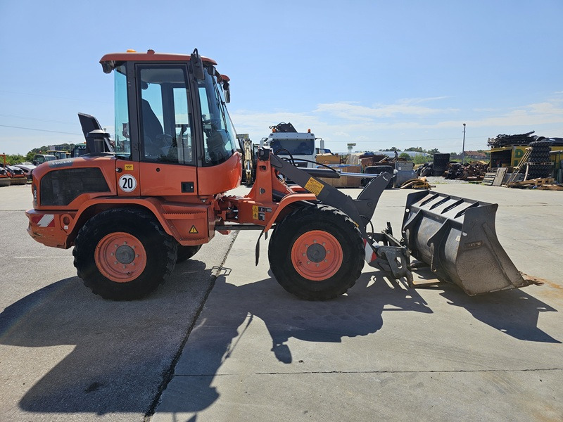 VOLVO L30G - Gumikerekes homlokrakodó: 5 kép. VOLVO L30G - Gumikerekes homlokrakodó: 5 kép.