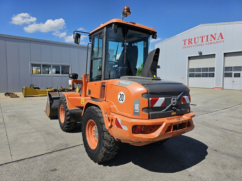 VOLVO L30G - Gumikerekes homlokrakodó: 3 kép. VOLVO L30G - Gumikerekes homlokrakodó: 3 kép.