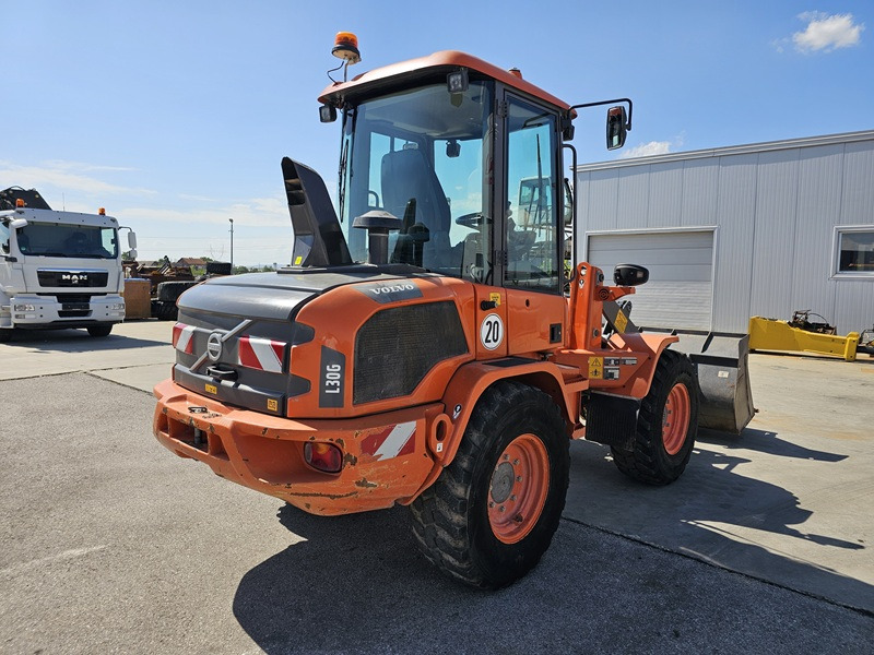 VOLVO L30G - Gumikerekes homlokrakodó: 4 kép. VOLVO L30G - Gumikerekes homlokrakodó: 4 kép.