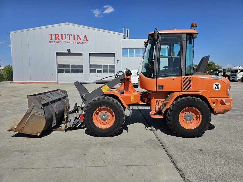 VOLVO L30G - Gumikerekes homlokrakodó: 2 kép. VOLVO L30G - Gumikerekes homlokrakodó: 2 kép.