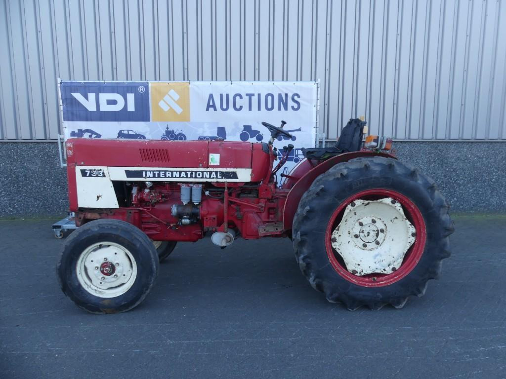 International 733 - Traktor: 1 kép. International 733 - Traktor: 1 kép.