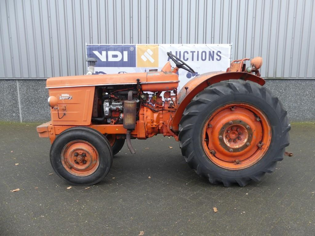 Renault Super 7 Vineyard - Traktor: 2 kép. Renault Super 7 Vineyard - Traktor: 2 kép.