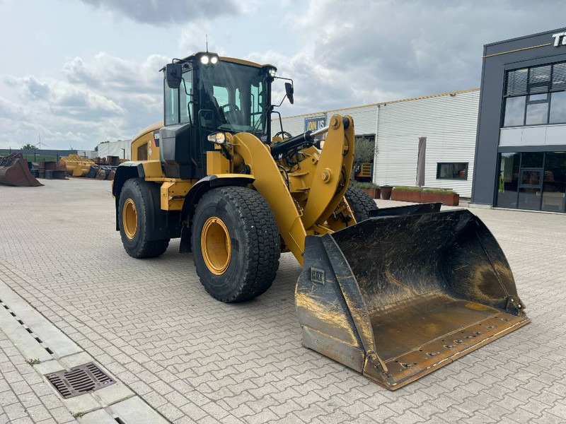 Cat 926M - Gumikerekes homlokrakodó: 4 kép. Cat 926M - Gumikerekes homlokrakodó: 4 kép.
