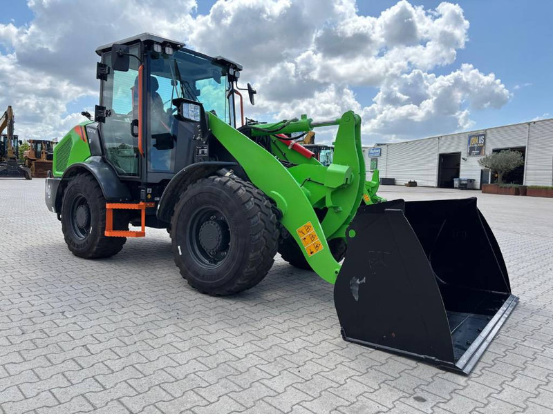 LIUGONG 820 TE Electric - Gumikerekes homlokrakodó: 2 kép. LIUGONG 820 TE Electric - Gumikerekes homlokrakodó: 2 kép.