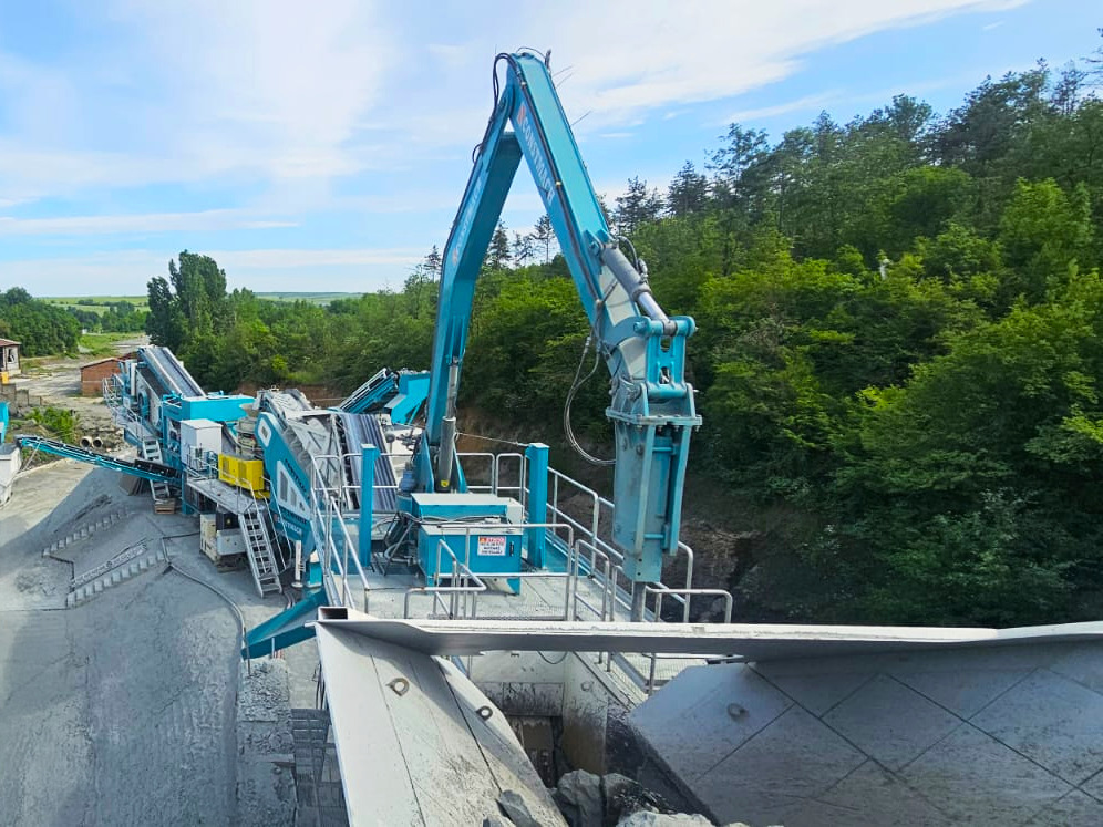 CONSTMACH Hydraulischer Abbruchhammer – Maximale Schlagkraft für Harte Abbrucharbeiten - Törőgép: 2 kép. CONSTMACH Hydraulischer Abbruchhammer – Maximale Schlagkraft für Harte Abbrucharbeiten - Törőgép: 2 kép.