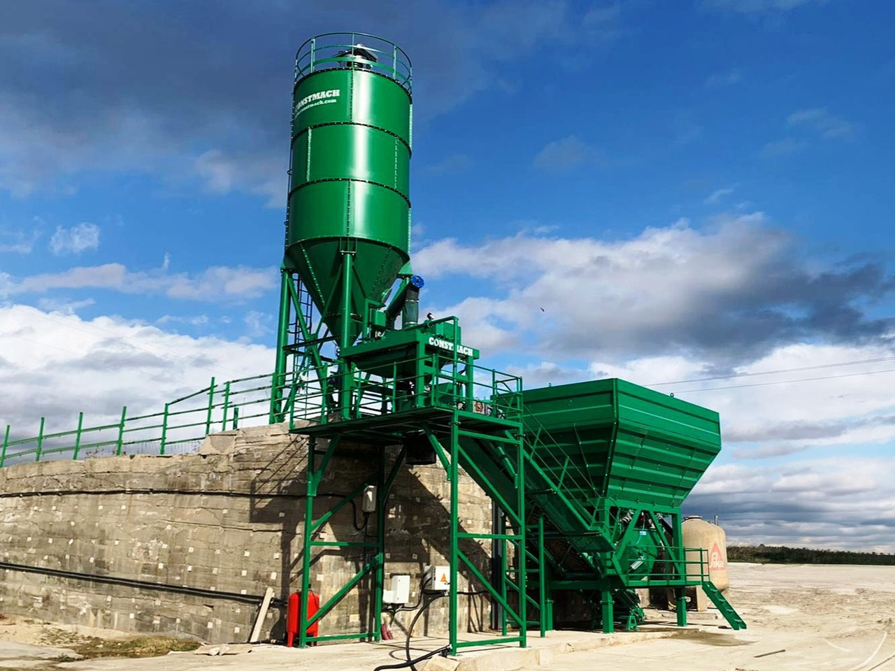 Constmach 60 m³/h Dry Type Concrete Batching Plant - Betonüzem: 2 kép. Constmach 60 m³/h Dry Type Concrete Batching Plant - Betonüzem: 2 kép.