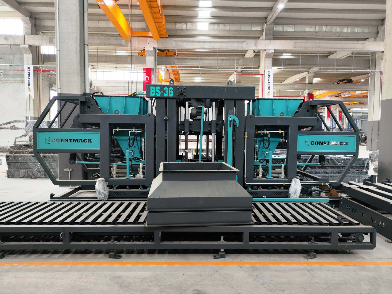 Constmach BS-30 Briquette Making Machine (Concrete Block Making Machine) - Betonelem gyártó gép: 1 kép. Constmach BS-30 Briquette Making Machine (Concrete Block Making Machine) - Betonelem gyártó gép: 1 kép.
