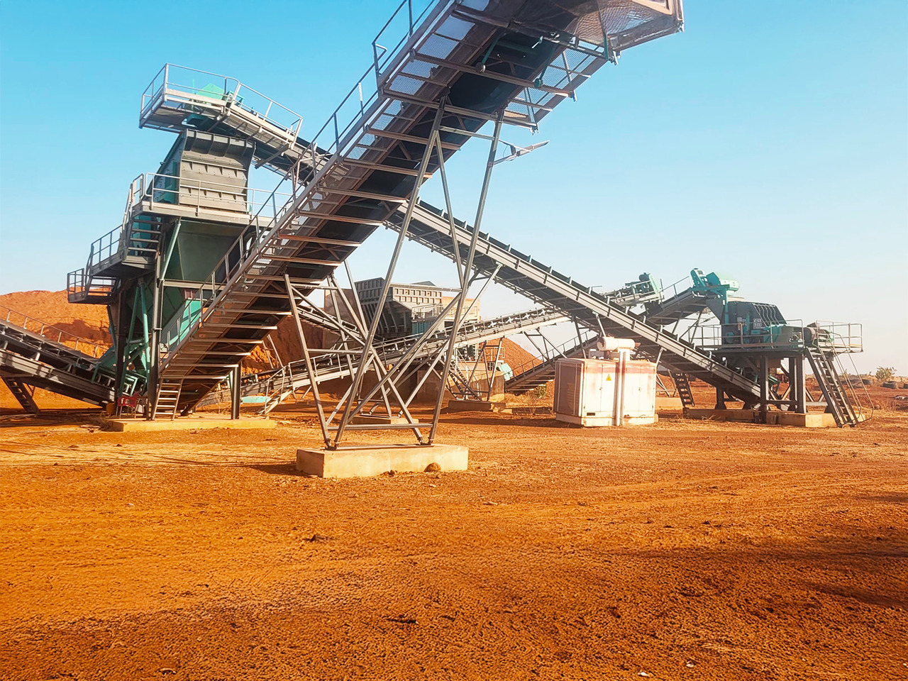 Constmach Installation Stationnaire De Concassage De Pierres De Basalte 250-300 Tph - Törőgép: 3 kép. Constmach Installation Stationnaire De Concassage De Pierres De Basalte 250-300 Tph - Törőgép: 3 kép.