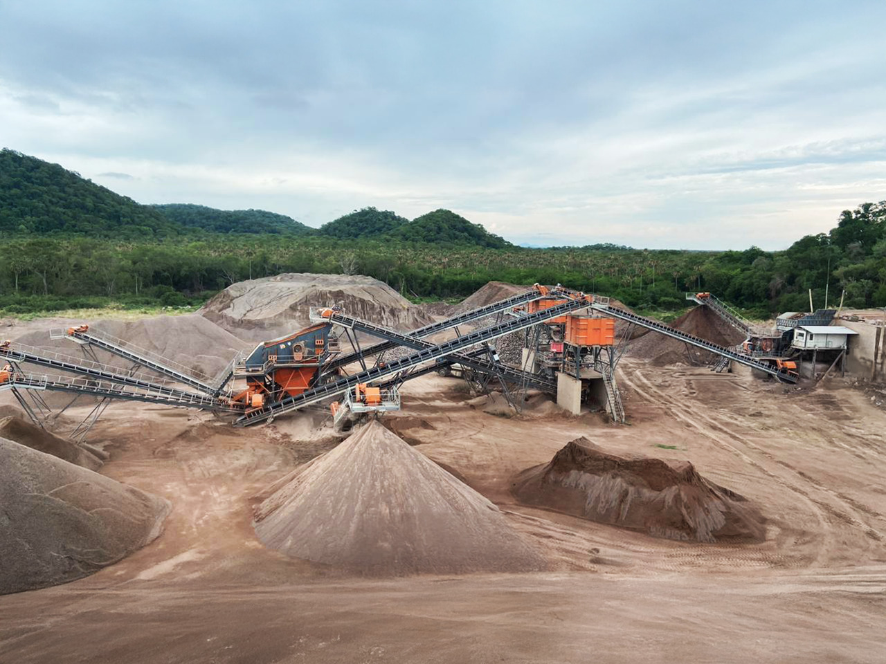 Constmach Installation Stationnaire de Concassage et de Criblage de Pierres 50 à 1 000 TPH - Törőgép: 5 kép. Constmach Installation Stationnaire de Concassage et de Criblage de Pierres 50 à 1 000 TPH - Törőgép: 5 kép.