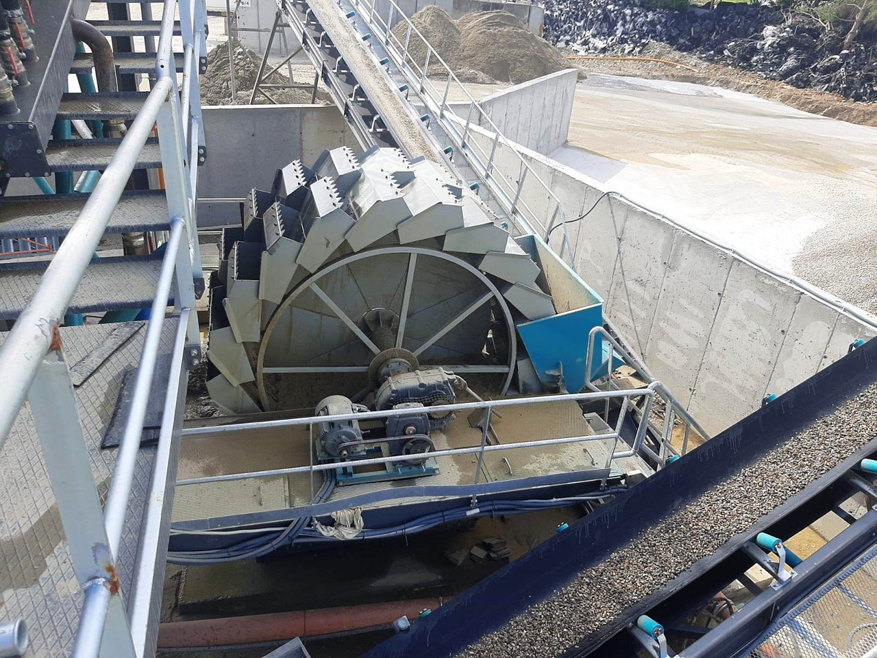 Constmach Machine À Laver Les Sables À Godets Sur Roues - Osztályozó berendezés: 3 kép. Constmach Machine À Laver Les Sables À Godets Sur Roues - Osztályozó berendezés: 3 kép.