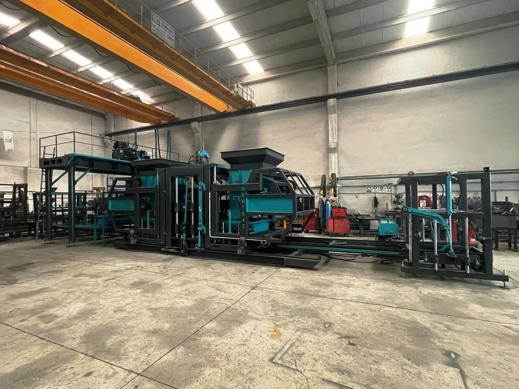 Constmach Machine à Fabriquer des Briquettes BS-30 (Machine à Fabriquer des Blocs de Béton) - Betonelem gyártó gép: 1 kép. Constmach Machine à Fabriquer des Briquettes BS-30 (Machine à Fabriquer des Blocs de Béton) - Betonelem gyártó gép: 1 kép.
