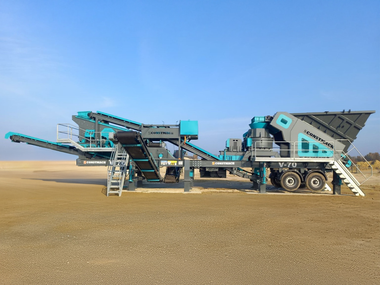 Constmach Mobiler Brecher mit vertikaler Welle und einer Kapazität von 200 t/h - Mobil törőgép: 1 kép. Constmach Mobiler Brecher mit vertikaler Welle und einer Kapazität von 200 t/h - Mobil törőgép: 1 kép.