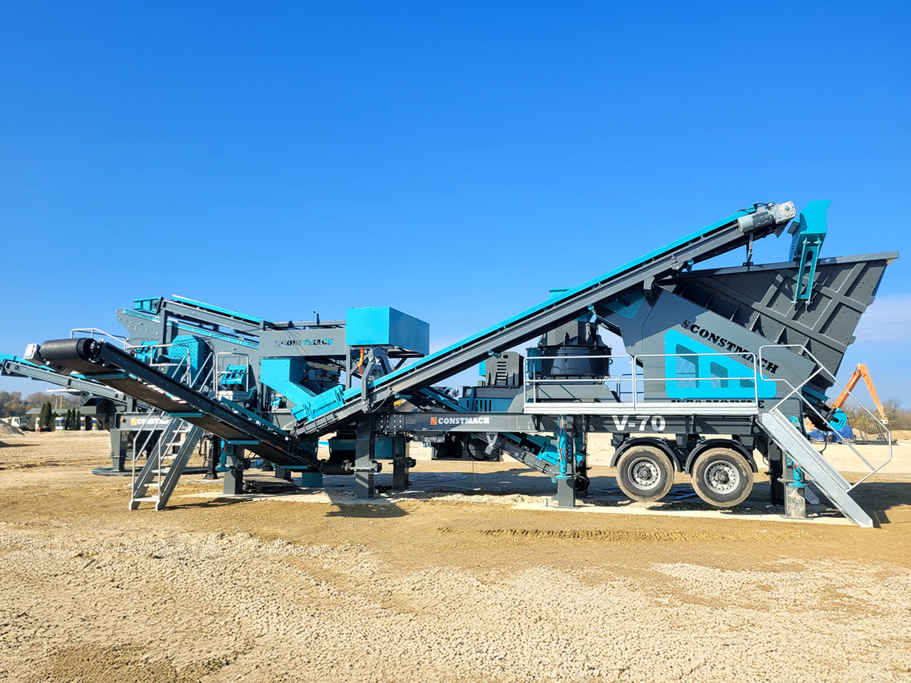Constmach Mobiler Prallbrecher mit vertikaler Welle und einer Kapazität von 100–150 Tonnen - Mobil törőgép: 3 kép. Constmach Mobiler Prallbrecher mit vertikaler Welle und einer Kapazität von 100–150 Tonnen - Mobil törőgép: 3 kép.