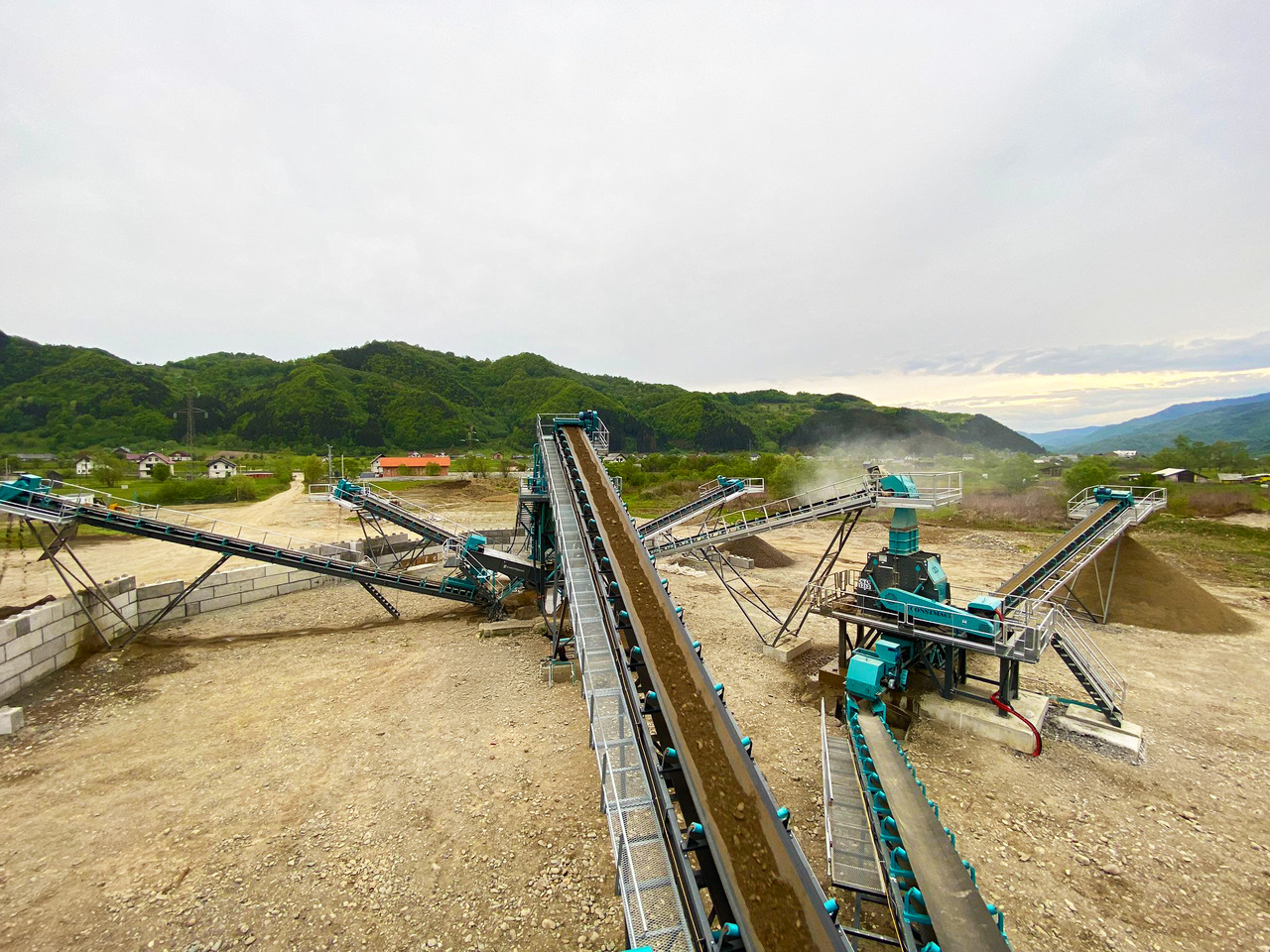 Constmach Stationäre Wasch- und Siebanlagen (Sand-, Kies-, Schotter Wäsche und -siebung) - Osztályozó berendezés: 2 kép. Constmach Stationäre Wasch- und Siebanlagen (Sand-, Kies-, Schotter Wäsche und -siebung) - Osztályozó berendezés: 2 kép.