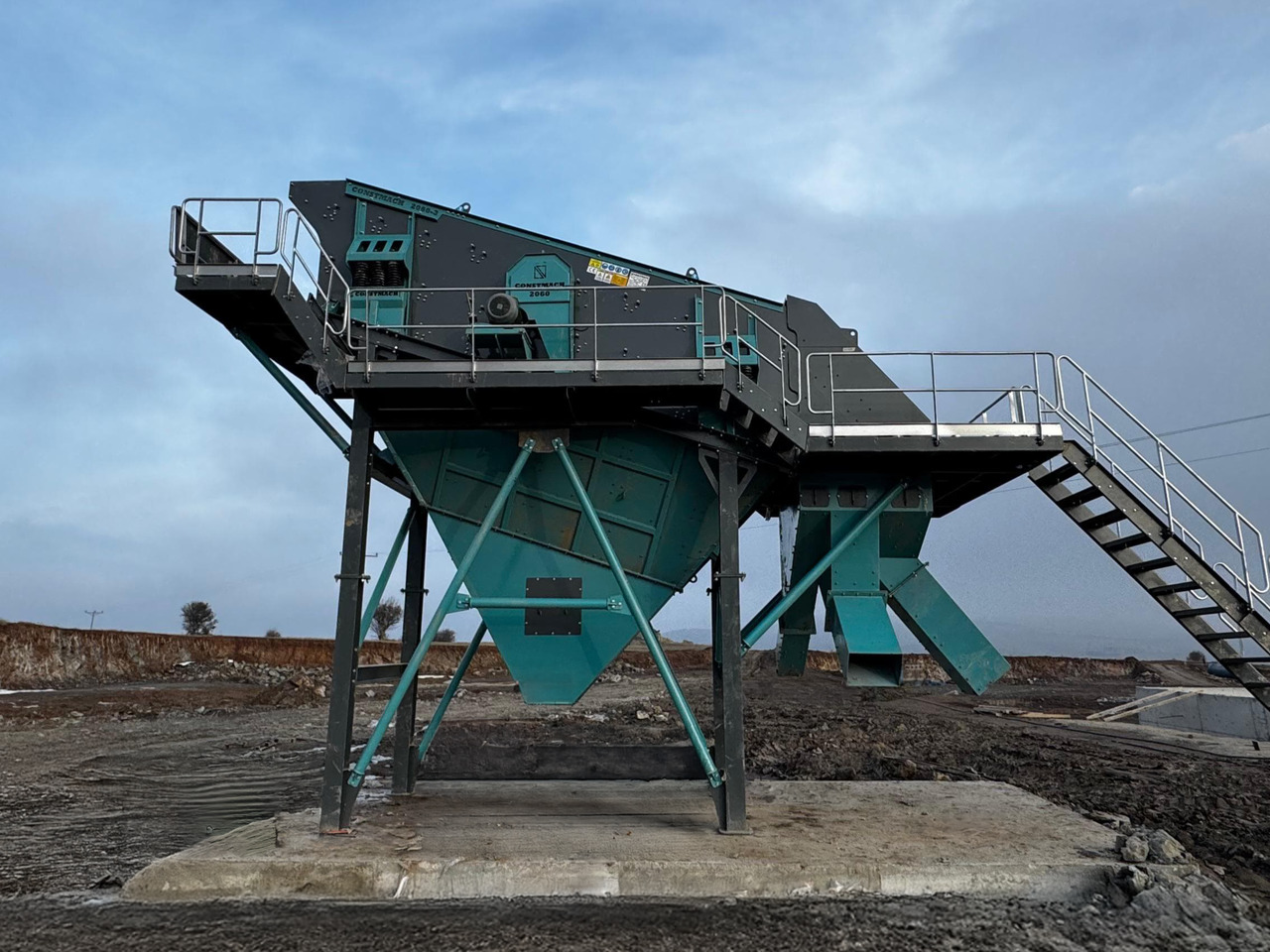 Constmach Systèmes De Cribles Vibrants 70-95 Tph 2-3-4 Étages 1200x4000 Mm - Osztályozó berendezés: 2 kép. Constmach Systèmes De Cribles Vibrants 70-95 Tph 2-3-4 Étages 1200x4000 Mm - Osztályozó berendezés: 2 kép.
