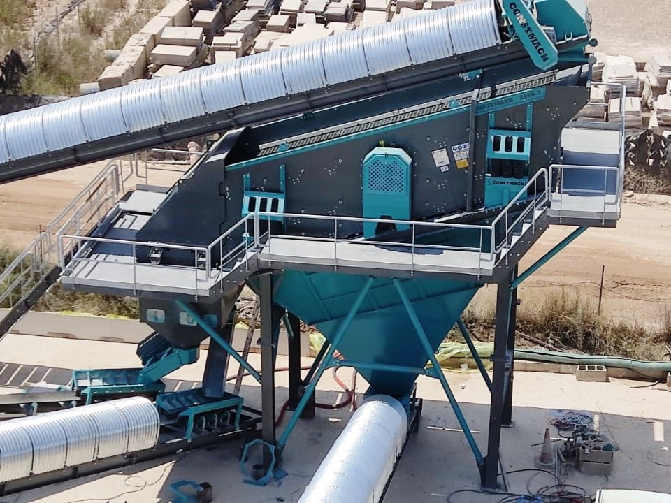 Constmach Systèmes De Cribles Vibrants 70-95 Tph 2-3-4 Étages 1200x4000 Mm - Osztályozó berendezés: 3 kép. Constmach Systèmes De Cribles Vibrants 70-95 Tph 2-3-4 Étages 1200x4000 Mm - Osztályozó berendezés: 3 kép.