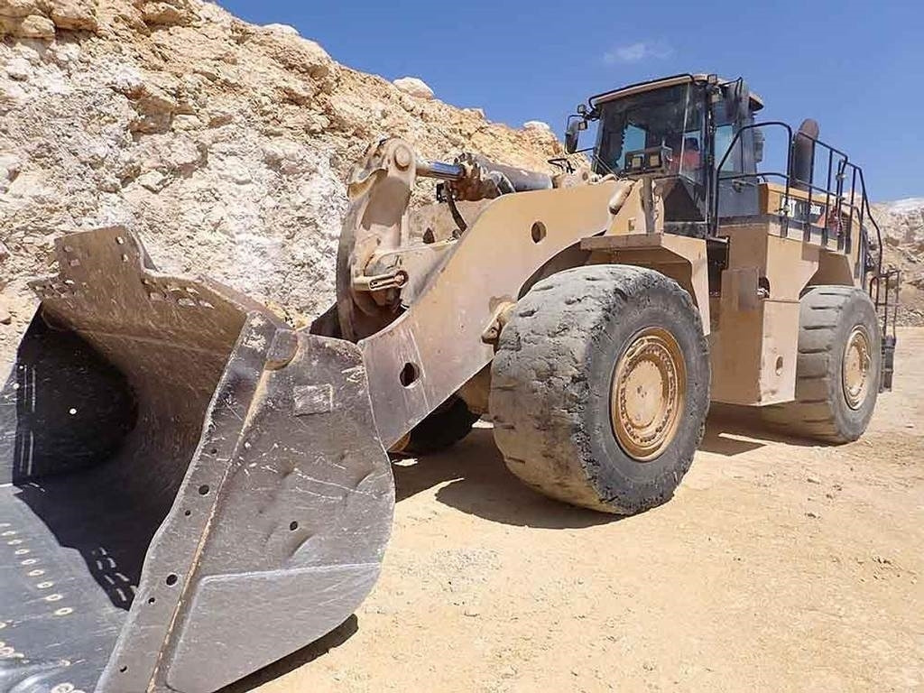 CAT 988K - Gumikerekes homlokrakodó: 3 kép. CAT 988K - Gumikerekes homlokrakodó: 3 kép.