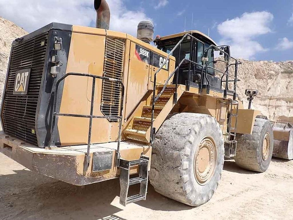 CAT 988K - Gumikerekes homlokrakodó: 2 kép. CAT 988K - Gumikerekes homlokrakodó: 2 kép.