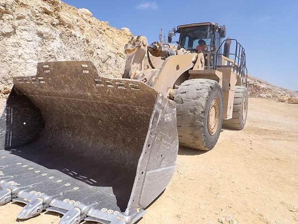 CAT 988K - Gumikerekes homlokrakodó: 2 kép. CAT 988K - Gumikerekes homlokrakodó: 2 kép.