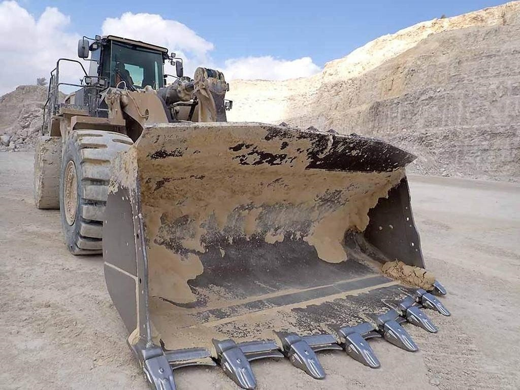 CAT 988K - Gumikerekes homlokrakodó: 2 kép. CAT 988K - Gumikerekes homlokrakodó: 2 kép.