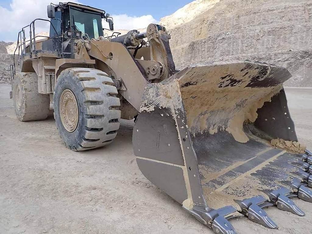 CAT 988K - Gumikerekes homlokrakodó: 3 kép. CAT 988K - Gumikerekes homlokrakodó: 3 kép.