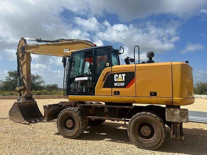 CAT M320F - Kotrógép: 3 kép. CAT M320F - Kotrógép: 3 kép.