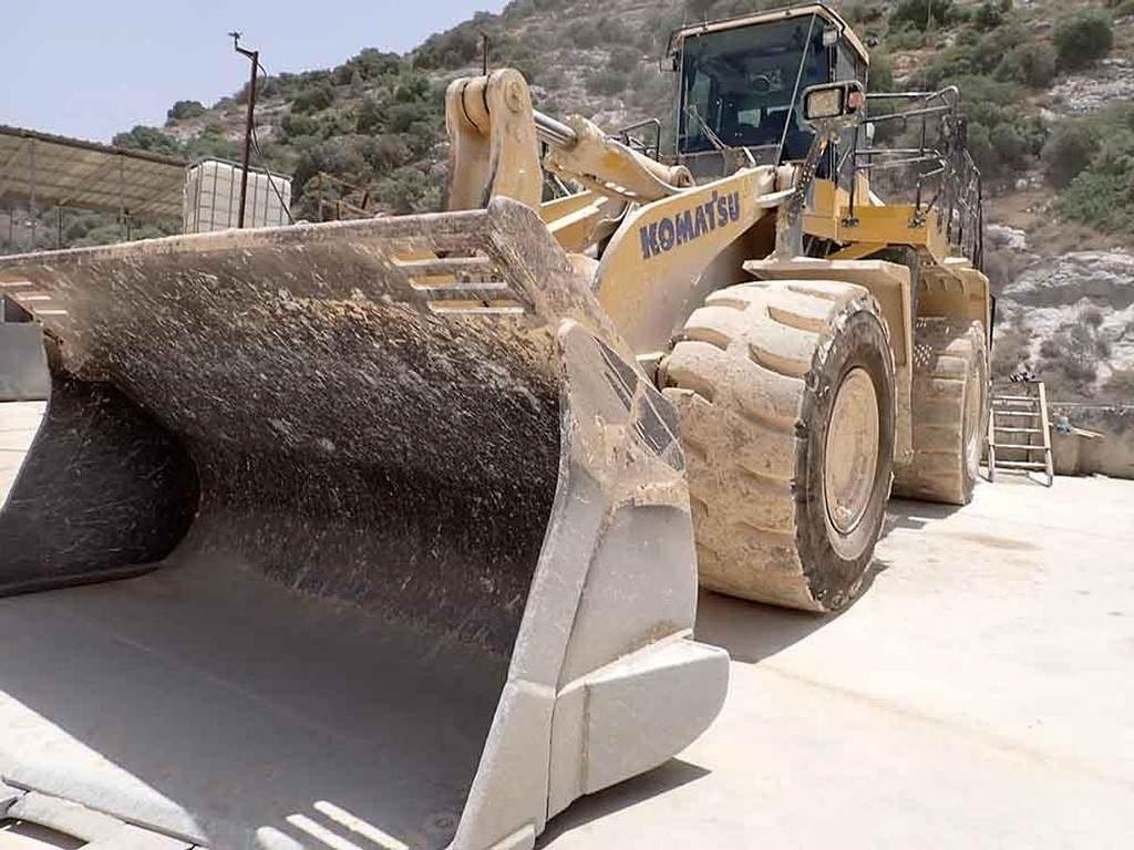 Komatsu WA600-8EO - Gumikerekes homlokrakodó: 2 kép. Komatsu WA600-8EO - Gumikerekes homlokrakodó: 2 kép.