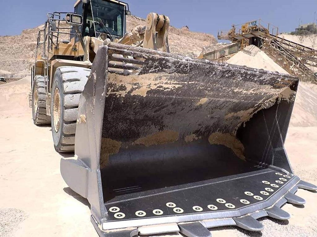 Komatsu WA600-8EO - Gumikerekes homlokrakodó: 3 kép. Komatsu WA600-8EO - Gumikerekes homlokrakodó: 3 kép.