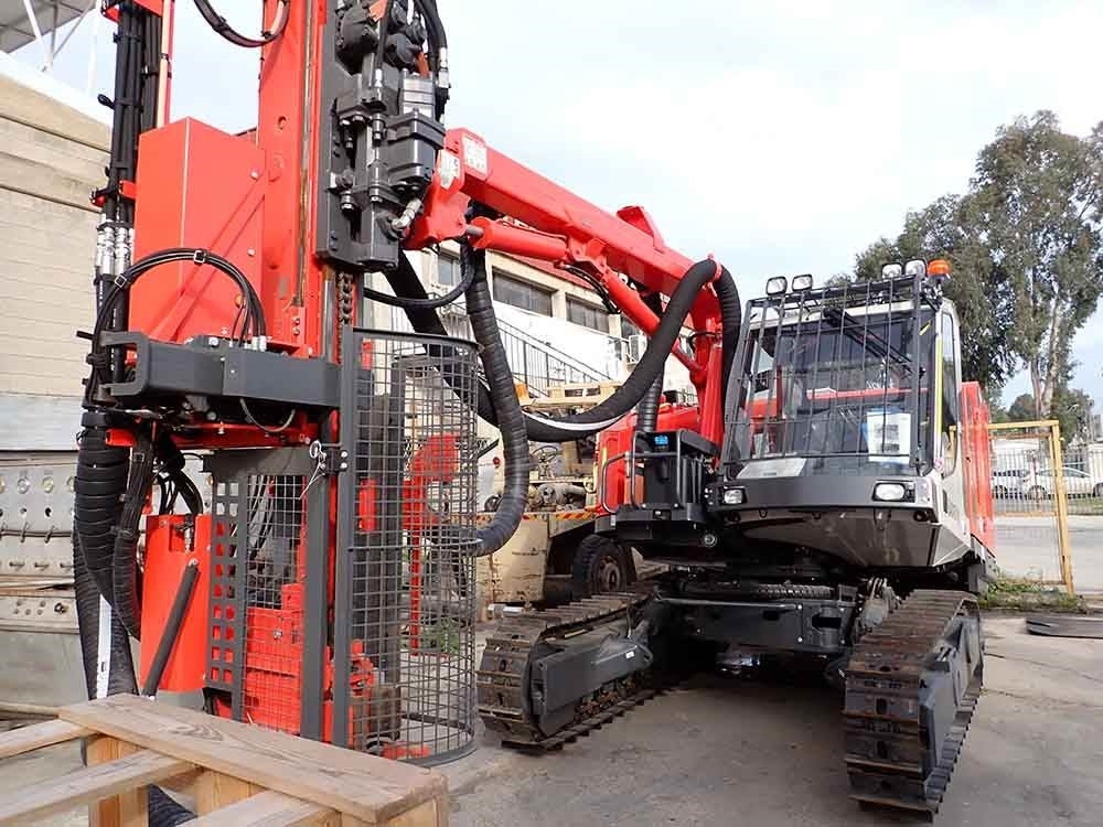 Sandvik DX800 - Fúrógép: 1 kép. Sandvik DX800 - Fúrógép: 1 kép.
