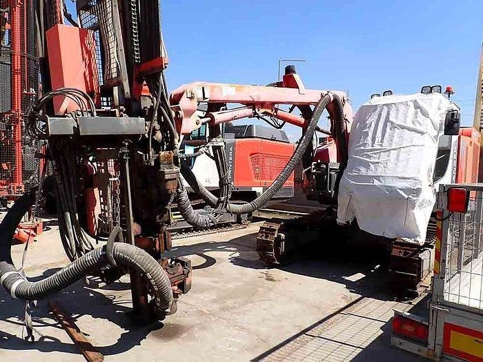 Sandvik DX800 - Fúrógép: 1 kép. Sandvik DX800 - Fúrógép: 1 kép.