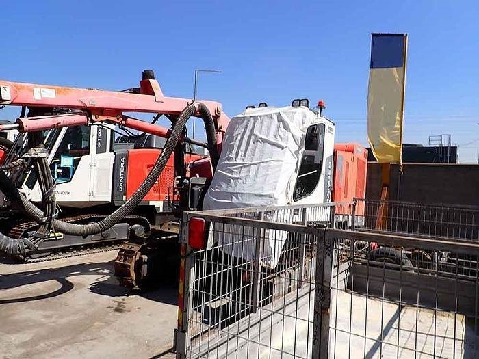 Sandvik DX800 - Fúrógép: 2 kép. Sandvik DX800 - Fúrógép: 2 kép.