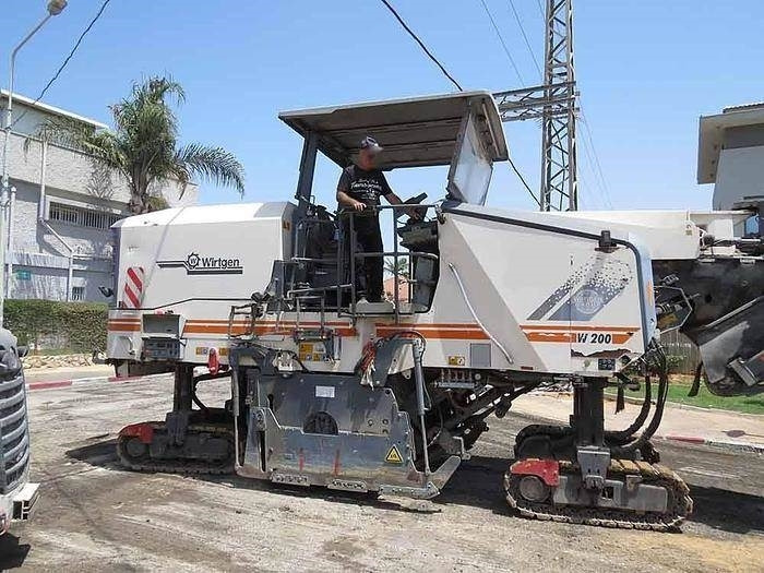 Wirtgen W200 - Aszfaltmaró: 3 kép. Wirtgen W200 - Aszfaltmaró: 3 kép.