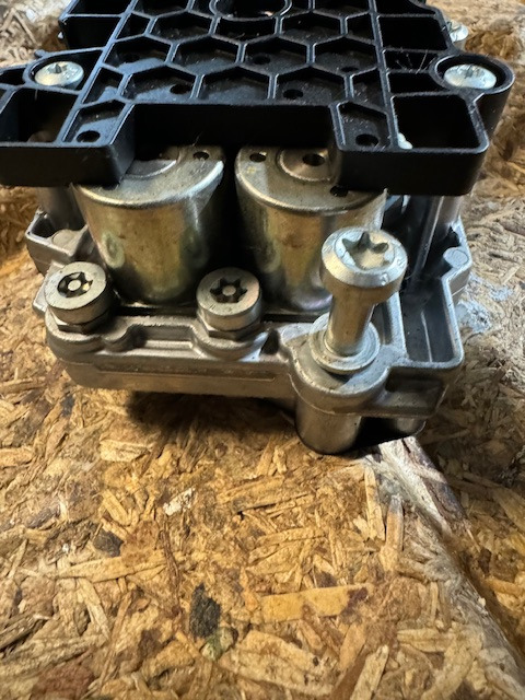 ZF Ventilblock TRAXON Getriebe 0501330550 - Sebességváltó és alkatrészek - Teherautó: 3 kép. ZF Ventilblock TRAXON Getriebe 0501330550 - Sebességváltó és alkatrészek - Teherautó: 3 kép.