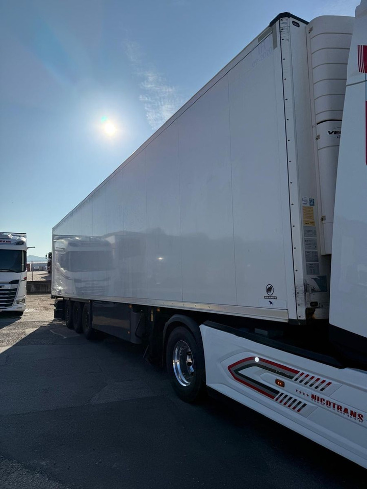 Schmitz Cargobull SKO 24 Carrier - Félpótkocsi hűtős: 1 kép. Schmitz Cargobull SKO 24 Carrier - Félpótkocsi hűtős: 1 kép.