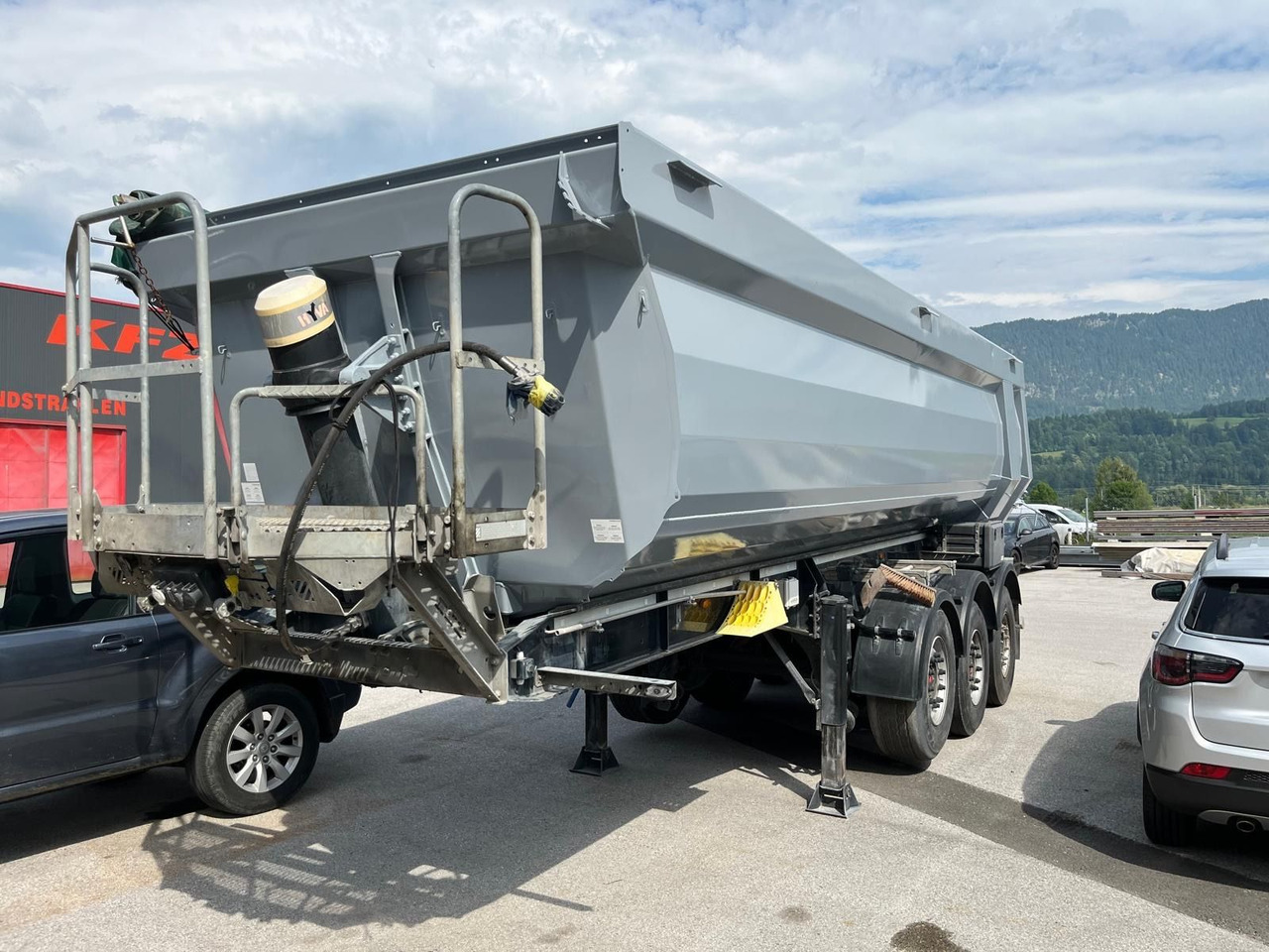 Schwarzmüller Hardox - Félpótkocsi billenőplatós: 2 kép. Schwarzmüller Hardox - Félpótkocsi billenőplatós: 2 kép.