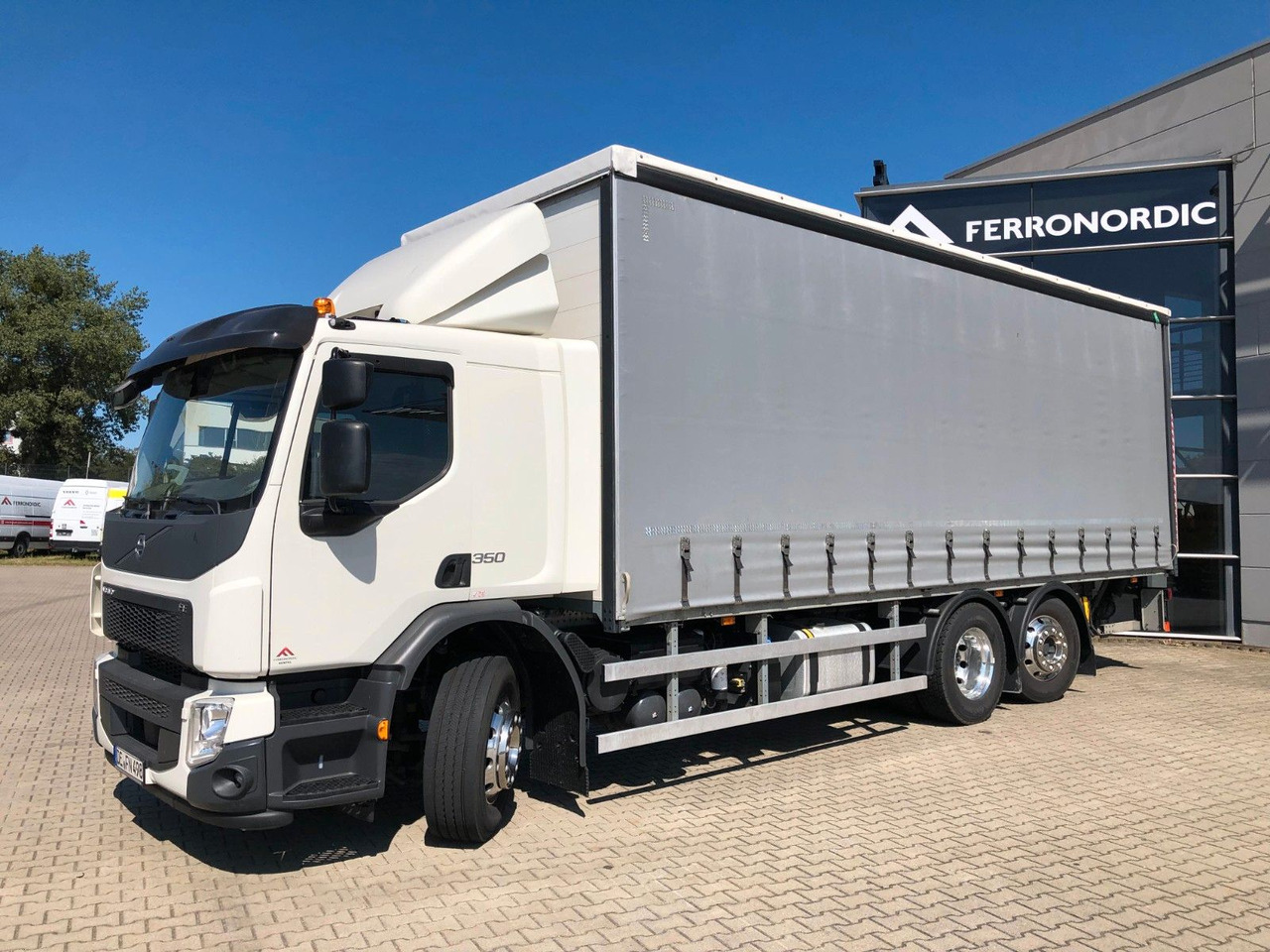 Volvo FE 350 26T 6x2 Lenkachse*ALU*LBW*EDSCHA - Ponyvás teherautó: 2 kép. Volvo FE 350 26T 6x2 Lenkachse*ALU*LBW*EDSCHA - Ponyvás teherautó: 2 kép.