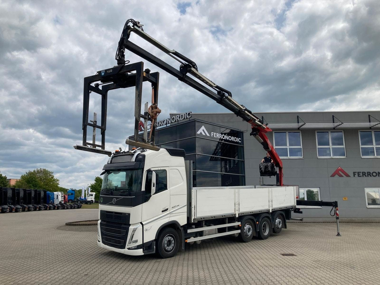 Volvo FH460 8x2 TRIDEM VLA&NLA gelenkt*FASSI F215AS.24 - Darus autó: 1 kép. Volvo FH460 8x2 TRIDEM VLA&NLA gelenkt*FASSI F215AS.24 - Darus autó: 1 kép.