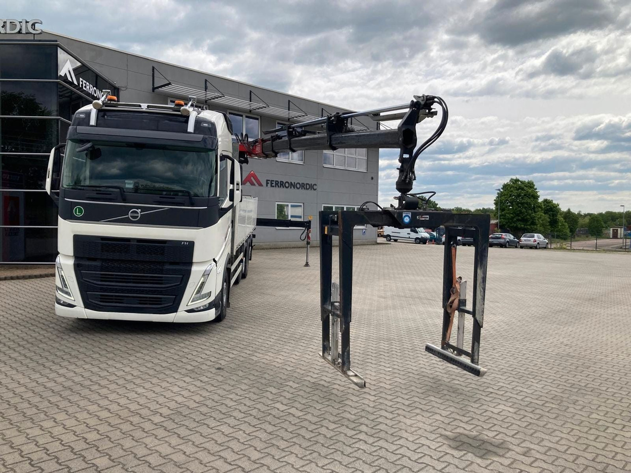 Volvo FH460 8x2 TRIDEM VLA&NLA gelenkt*FASSI F215AS.24 - Darus autó: 5 kép. Volvo FH460 8x2 TRIDEM VLA&NLA gelenkt*FASSI F215AS.24 - Darus autó: 5 kép.