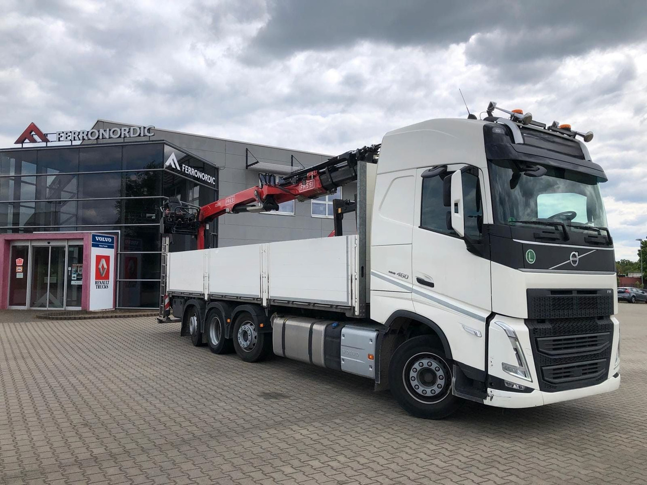Volvo FH460 8x2 TRIDEM VLA&NLA gelenkt*FASSI F215AS.24 - Darus autó: 3 kép. Volvo FH460 8x2 TRIDEM VLA&NLA gelenkt*FASSI F215AS.24 - Darus autó: 3 kép.