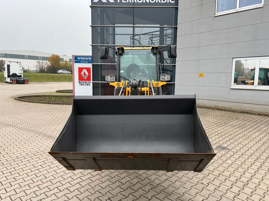 Volvo JL25H Electric *Auch Miete - Gumikerekes homlokrakodó: 5 kép. Volvo JL25H Electric *Auch Miete - Gumikerekes homlokrakodó: 5 kép.