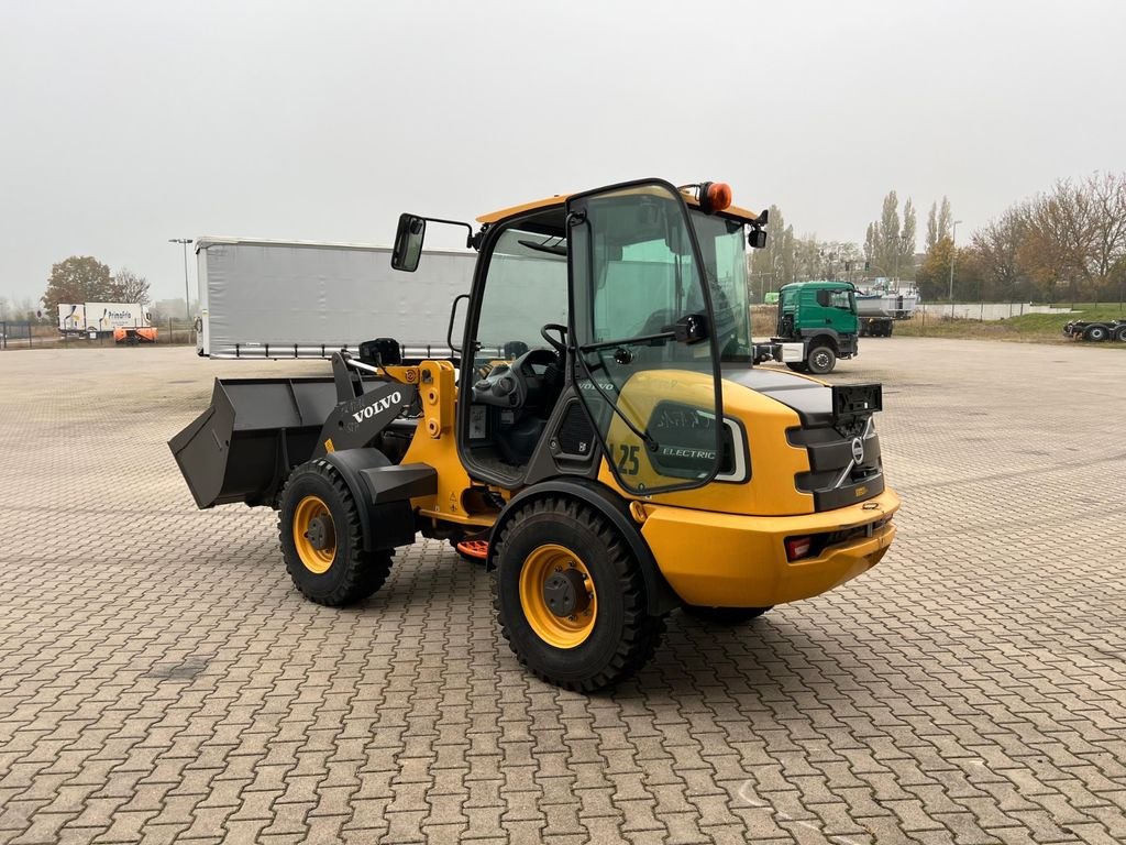 Volvo JL25H Electric *Auch Miete - Gumikerekes homlokrakodó: 3 kép. Volvo JL25H Electric *Auch Miete - Gumikerekes homlokrakodó: 3 kép.