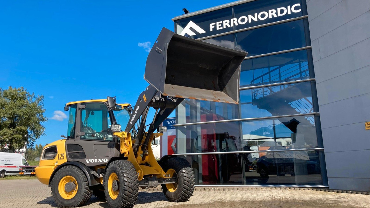 Volvo JL25H Electric *Auch Miete Volvo L25 Electric *Auch Miete*Neuzustand+22+14 kW - Gumikerekes homlokrakodó: 2 kép. Volvo JL25H Electric *Auch Miete Volvo L25 Electric *Auch Miete*Neuzustand+22+14 kW - Gumikerekes homlokrakodó: 2 kép.