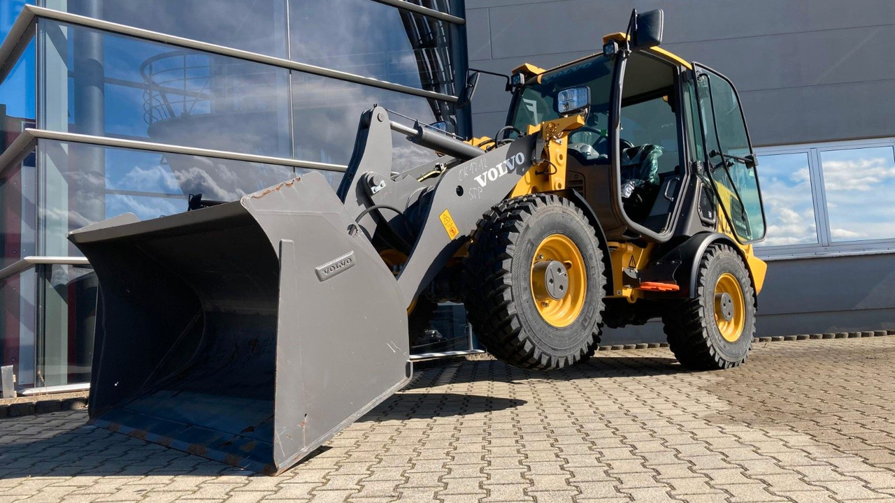 Volvo JL25H Electric *Auch Miete Volvo L25 Electric *Auch Miete*Neuzustand+22+14 kW - Gumikerekes homlokrakodó: 5 kép. Volvo JL25H Electric *Auch Miete Volvo L25 Electric *Auch Miete*Neuzustand+22+14 kW - Gumikerekes homlokrakodó: 5 kép.