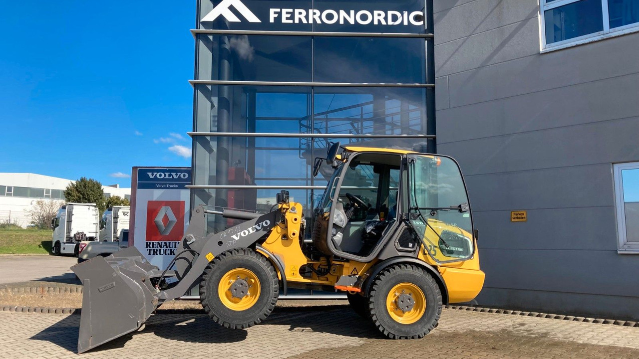 Volvo JL25H Electric *Auch Miete Volvo L25 Electric *Auch Miete*Neuzustand+22+14 kW - Gumikerekes homlokrakodó: 4 kép. Volvo JL25H Electric *Auch Miete Volvo L25 Electric *Auch Miete*Neuzustand+22+14 kW - Gumikerekes homlokrakodó: 4 kép.